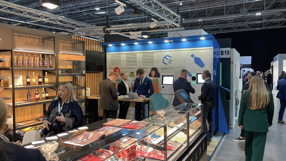 SelfMaker_Tech's tweet photo. Next day of #RetailShow2022 fair ahead of us! The #EKOPUCHA recycler, integrated with #Coolockers, had its premiere yesterday ❄️ Have you already tested it?  😃 If not, we invite you to visit 🙌🏻☕️
👉 stand B19
👉 stand C09 https://t.co/zkgo1arTge