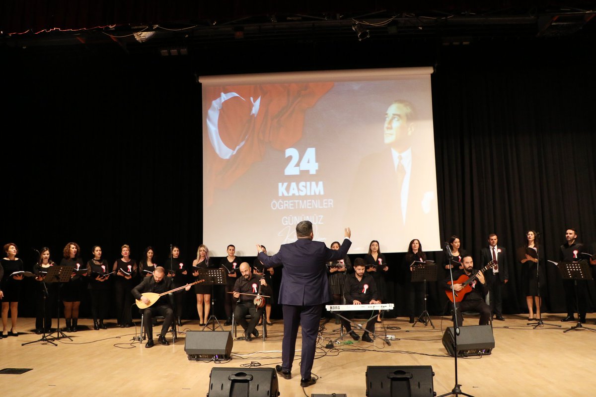 TC_sancaktepe's tweet photo. Yeni nesillerin yetişmesinde 
çok büyük emekleri olan kıymetli öğretmenlerimizin 24 Kasım #ÖğretmenlerGünü’nü Özel bir programla coşku ile kutladık.

Programa; Kaymakam Ahmet Karakaya, Belediye Başkanı Şeyma Döğücü ve öğretmenlerimiz katıldı. 

#ÖğretmenlerGünü kutlu olsun🇹🇷🌺💐 https://t.co/SKVWkVD7L9