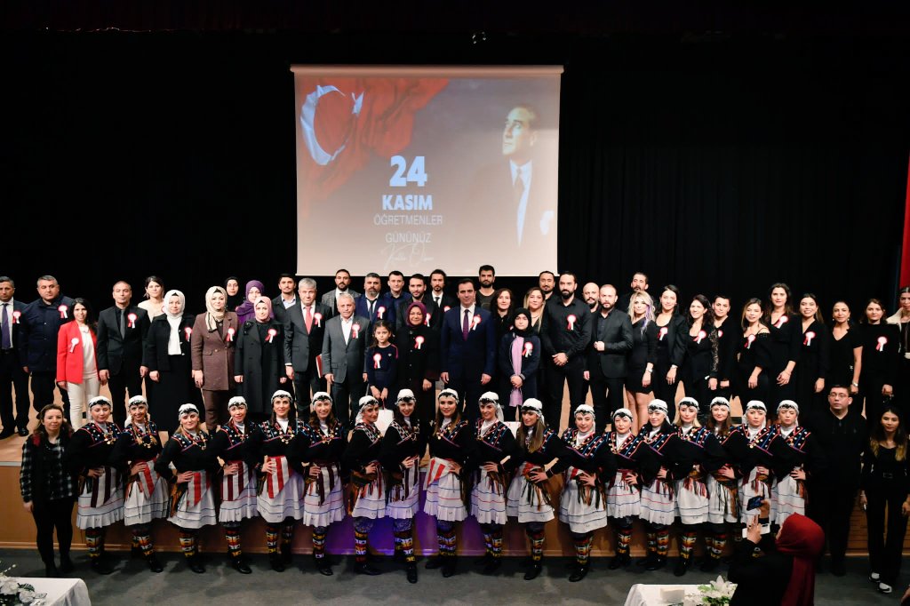 TC_sancaktepe's tweet photo. Yeni nesillerin yetişmesinde 
çok büyük emekleri olan kıymetli öğretmenlerimizin 24 Kasım #ÖğretmenlerGünü’nü Özel bir programla coşku ile kutladık.

Programa; Kaymakam Ahmet Karakaya, Belediye Başkanı Şeyma Döğücü ve öğretmenlerimiz katıldı. 

#ÖğretmenlerGünü kutlu olsun🇹🇷🌺💐 https://t.co/SKVWkVD7L9