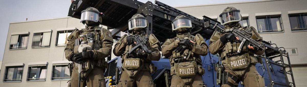 KdoMagazin's tweet photo. #SEK Training: #Bundespolizei, #Bundeswehr oder Auswärtiges Amt – nur einige, mit der das Westerwälder Unternehmen #Proreta Tactical bereits zusammengearbeitet hat. Seit zwei Jahren betreiben sie ein Trainingszentrum im Westerwald. Mehr in K-ISOM 2-2023. https://t.co/QGo8kGCRCV https://t.co/0tWGVGwe8l
