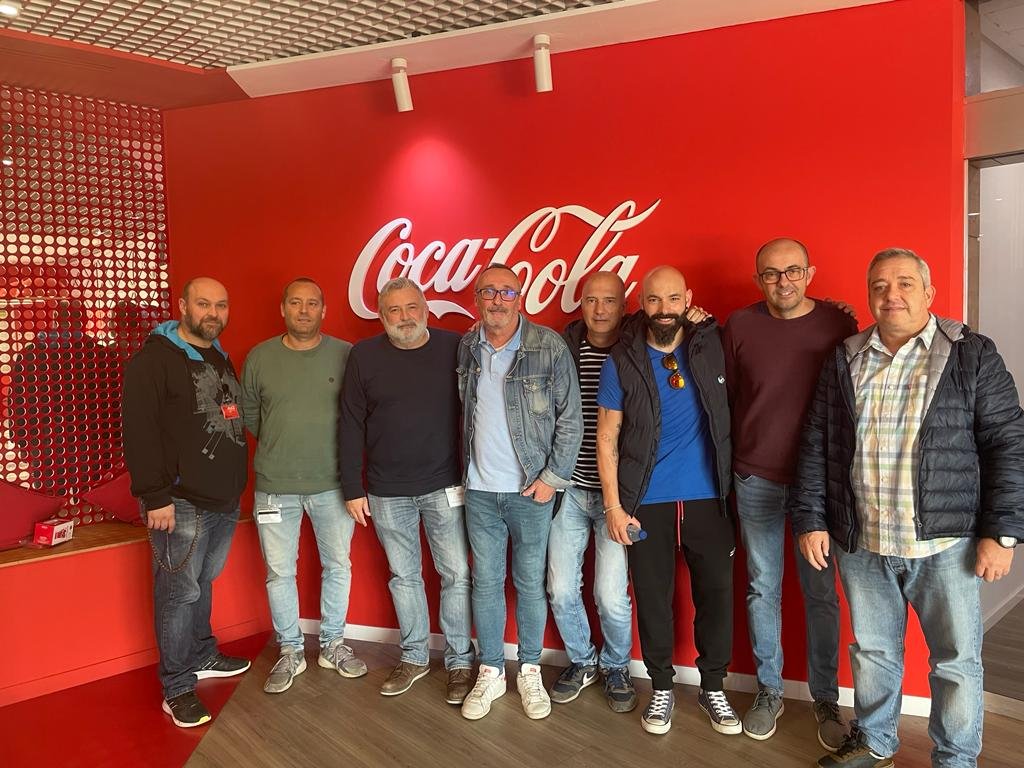 jjpicazo's tweet photo. Hoy he tenido la ocasión de compartir debate y estrategias con la sección sindical de CCOO en Coca Cola Valencia. Da gusto trabajar con gente que tiene las ideas tan claras y el sentimiento de organización tan dentro. Muchas gracias por todo https://t.co/av0zOeNs91