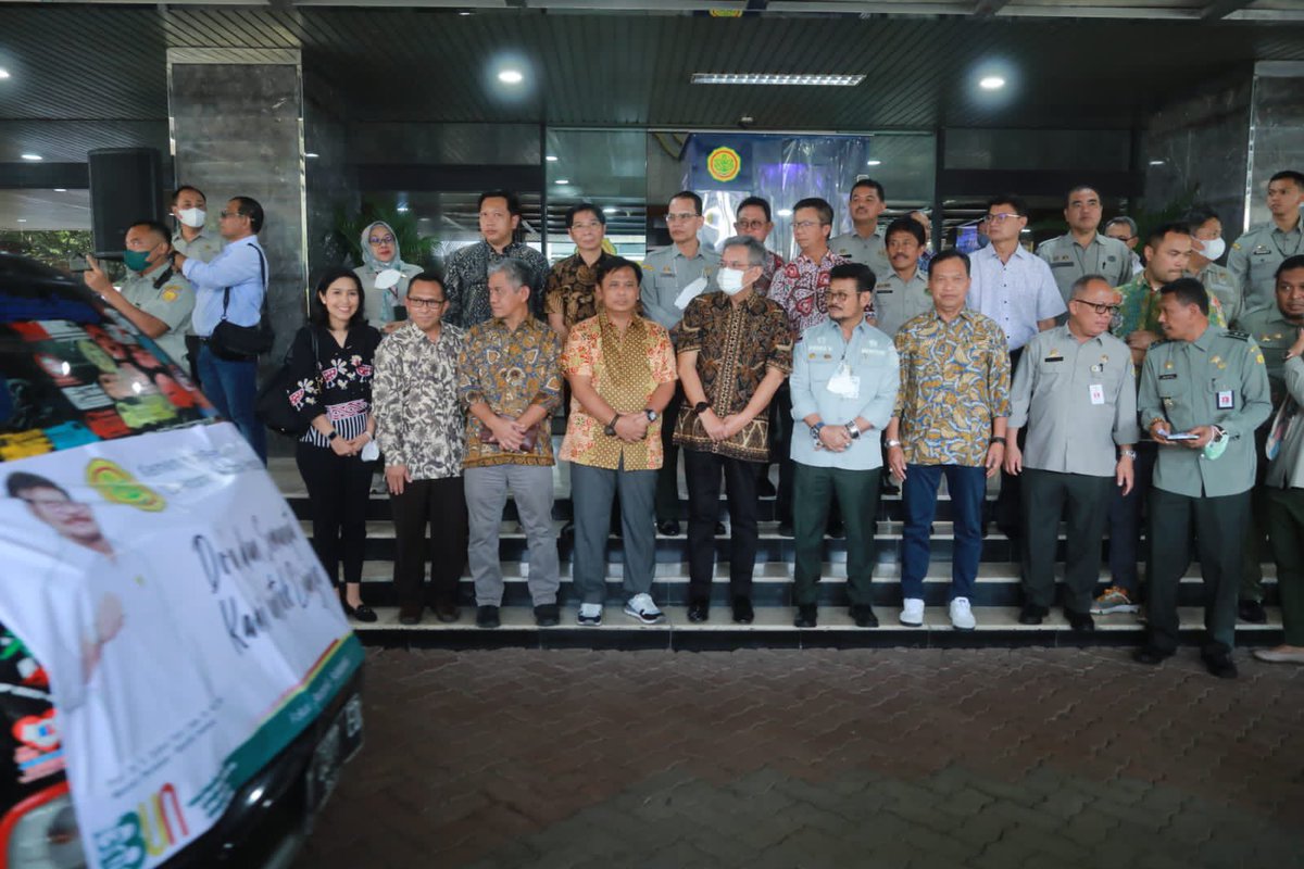 kementan's tweet photo. Tadi pagi, Menteri @Syahrul_YL melepas bantuan kemanusiaan gempa Cianjur dari Kantor Pusat Kementerian Pertanian, Ragunan, Jakarta Selatan. Pak Menteri menyampaikan bencana gempa Cianjur merupakan tanggung jawab bersama yang menguji rasa nasionalisme dan ketakwaan kita. https://t.co/fyiulDIhKs