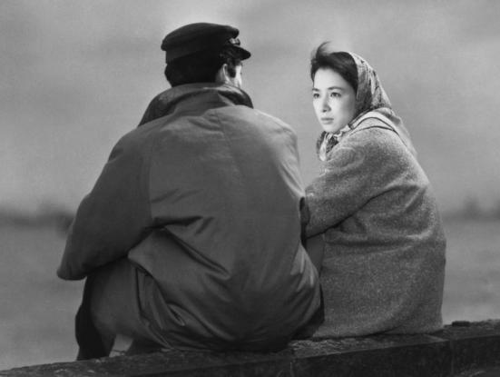 Casi todo el mundo se aleja del dolor ajeno. Nadie quiere saber que otros sufren, quizás porque perturba su apacible imagen del mundo. Escuchar no es un gesto pasivo, sino un acto de generosidad que puede salvar una vida. El que escucha ama y ayuda a cerrar las heridas.