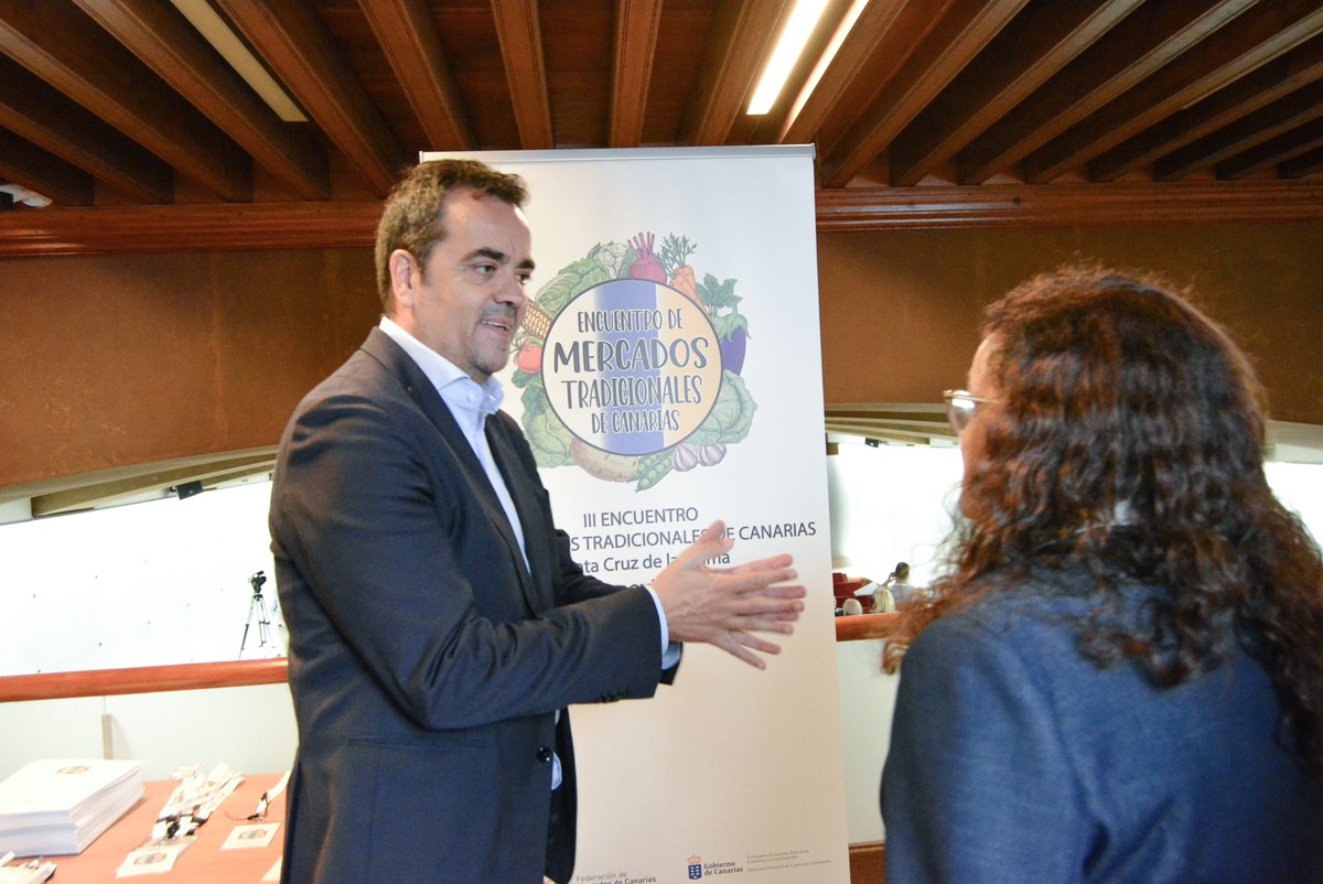 TurismoGobCan's tweet photo. .@ComercioMille junto al alcalde de @sclapalma, @JuanjoNeris, el presidente del @CabLaPalma, @Marianohzapata y la presidenta de #Femeca, Estefanía Hernández inauguraron hoy el III Encuentro de Mercados Tradicionales de Canarias https://t.co/2sZVtbAQpr