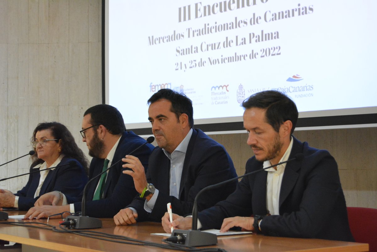 TurismoGobCan's tweet photo. .@ComercioMille junto al alcalde de @sclapalma, @JuanjoNeris, el presidente del @CabLaPalma, @Marianohzapata y la presidenta de #Femeca, Estefanía Hernández inauguraron hoy el III Encuentro de Mercados Tradicionales de Canarias https://t.co/2sZVtbAQpr