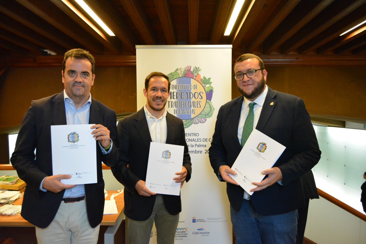TurismoGobCan's tweet photo. .@ComercioMille junto al alcalde de @sclapalma, @JuanjoNeris, el presidente del @CabLaPalma, @Marianohzapata y la presidenta de #Femeca, Estefanía Hernández inauguraron hoy el III Encuentro de Mercados Tradicionales de Canarias https://t.co/2sZVtbAQpr