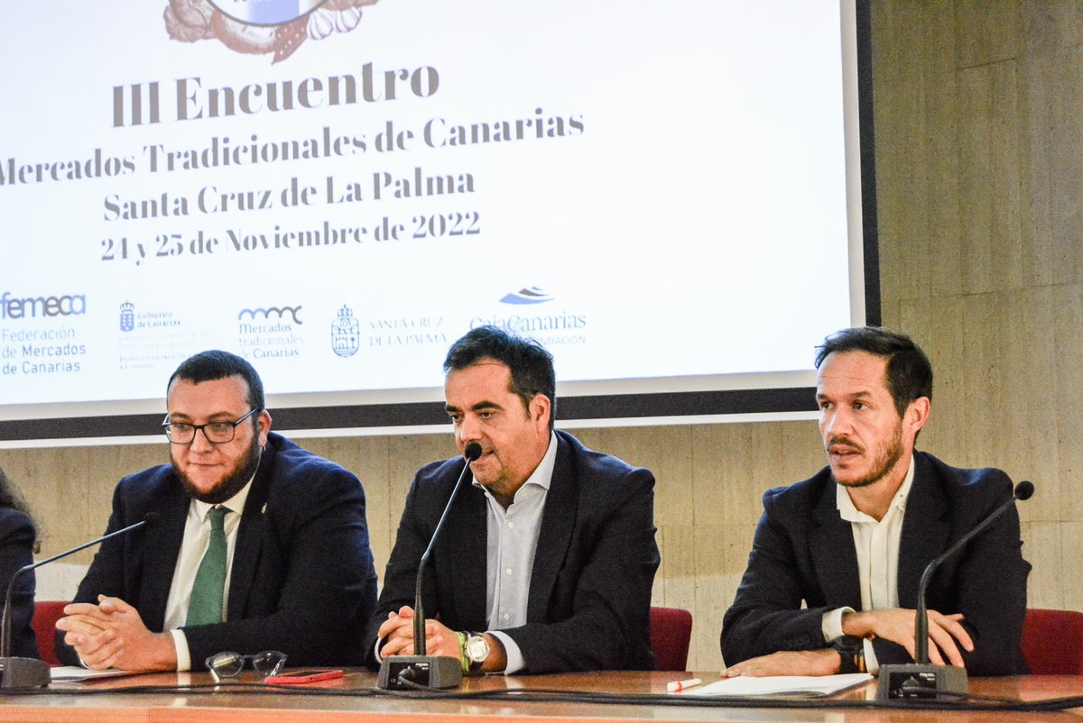 TurismoGobCan's tweet photo. .@ComercioMille junto al alcalde de @sclapalma, @JuanjoNeris, el presidente del @CabLaPalma, @Marianohzapata y la presidenta de #Femeca, Estefanía Hernández inauguraron hoy el III Encuentro de Mercados Tradicionales de Canarias https://t.co/2sZVtbAQpr