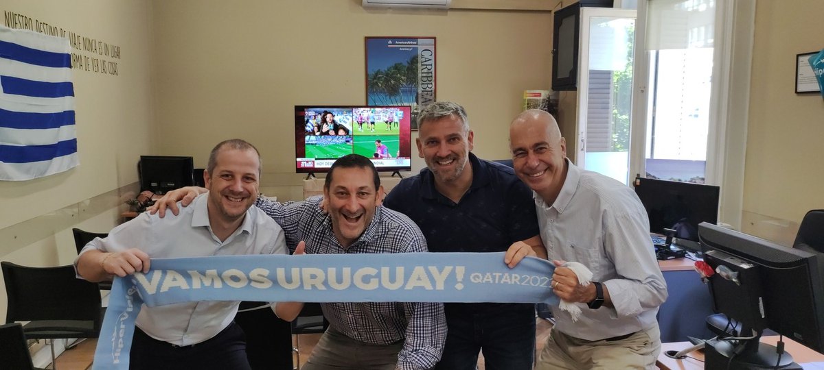 #MundialEnEl10 #uruguayenel10 Desde la oficina alentando, esa camiseta tiene dueño.  VAMO LA CELESTE!!!