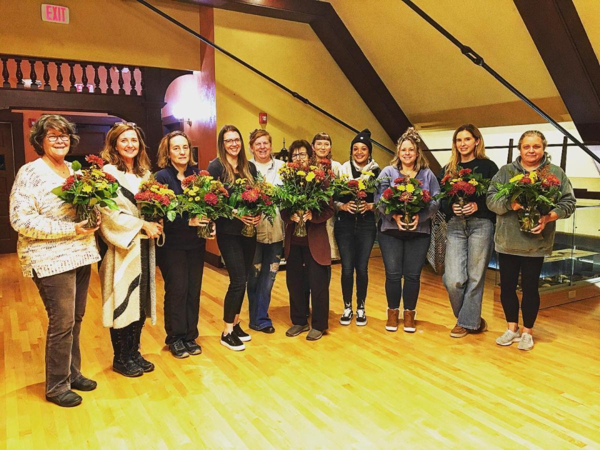 VisitEssexMA's tweet image. These lovely flowers are gracing Thanksgiving tables! #repost @essexpubliclibrary We had so much fun at our autumn floral arranging class with Karen Bell of @somethingextraflowers 🧡

#ThanksgivingFlowers #TOHPBurnhamPublicLibrary #LoveMyLocal #EssexMA #DineShopStayPlayEssexMA