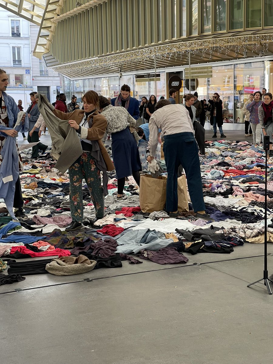 Hugo_28vl's tweet photo. Le collectif du Bruit Qui Court organise en plein cœur de Paris aux Halles, une action artistique contre la fast fashion #StopFastFashion https://t.co/leteWJZU7W