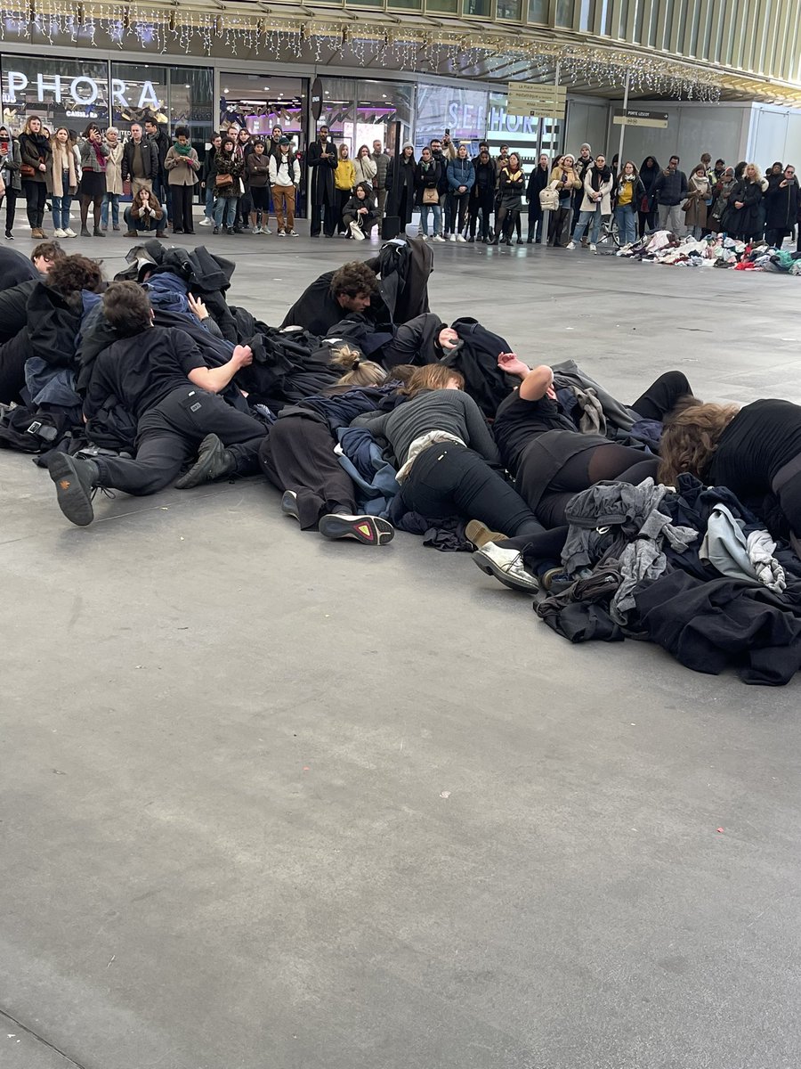 Hugo_28vl's tweet photo. Le collectif du Bruit Qui Court organise en plein cœur de Paris aux Halles, une action artistique contre la fast fashion #StopFastFashion https://t.co/leteWJZU7W