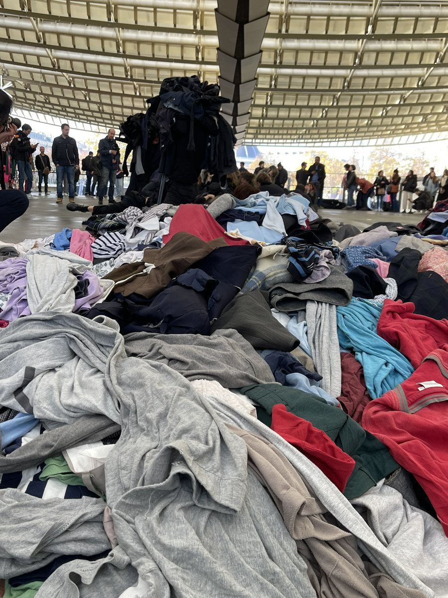 Hugo_28vl's tweet photo. Le collectif du Bruit Qui Court organise en plein cœur de Paris aux Halles, une action artistique contre la fast fashion #StopFastFashion https://t.co/leteWJZU7W
