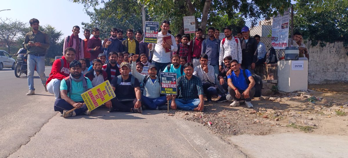 mamrajm07798911's tweet photo. @AshwiniVaishnaw @PMOIndia @GM_NRly @drm_dli @drm_fzr @DRMBRCWR sir please clear STANDBY student cn 01/2018 and cn 03/2018 ham bahut garib family se hamari family sirf esi job pe nirbar he https://t.co/rnmTDgXMiI