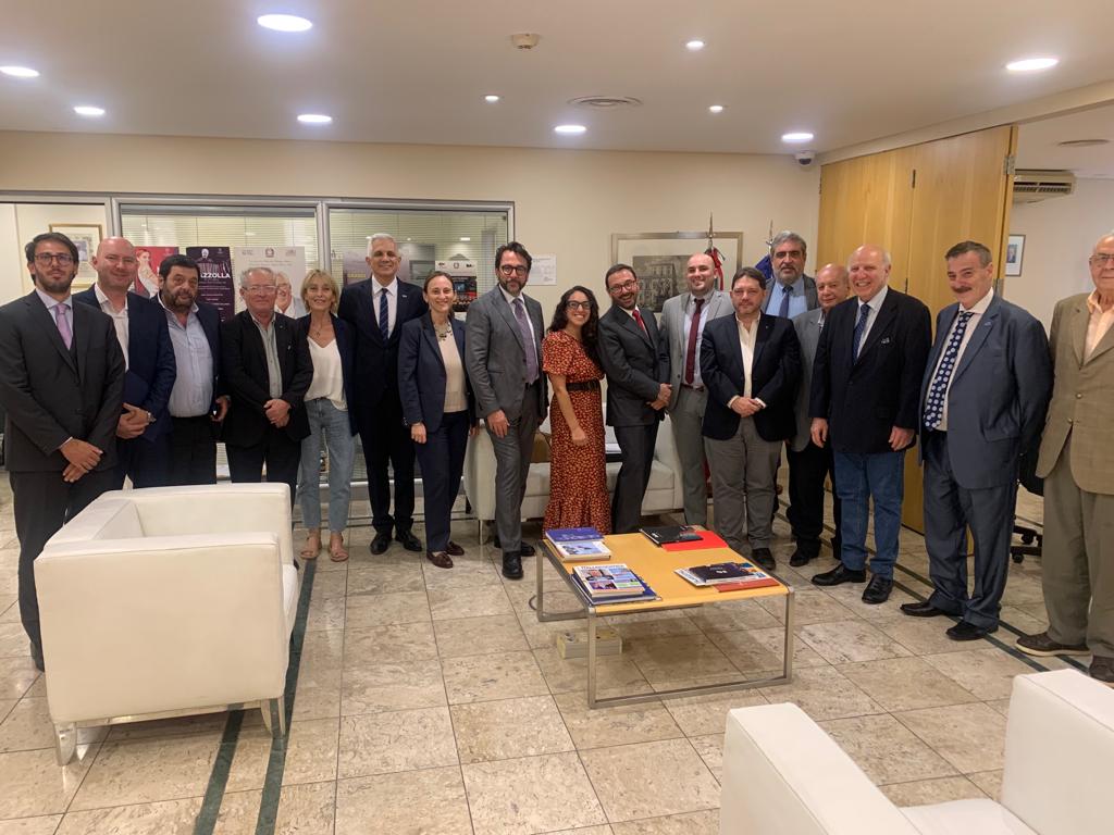 ItalyinARG's tweet photo. 🤝 Reunión #InterComites 🇮🇹 en BsAs.

El Emb. Lucentini participó del 2° encuentro Intercomites en 🇦🇷 en el cual fue electa la nueva Presidenta Coordinadora, María Eugenia Serrano👏. https://t.co/FESOCMI6PQ