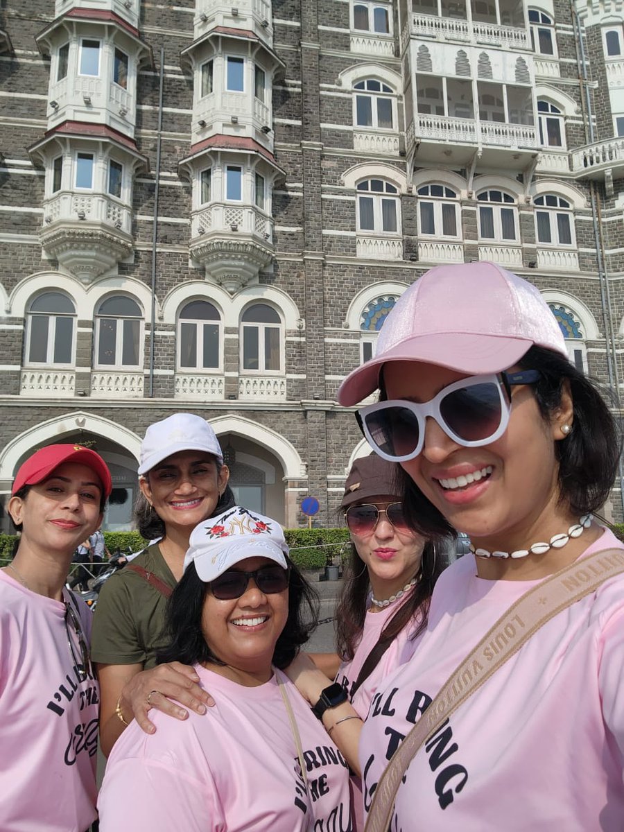 Khaki_Tours's tweet image. #ChaarYaar! This sums up the experience we hosted for four friends meeting after 23 years. Shilpa and her friends thoroughly enjoyed our #EssentialMumbai tour. They laughed, they posed, they listened and they had fun.  Khotachiwadi and Banganga were absolute surprises for them.