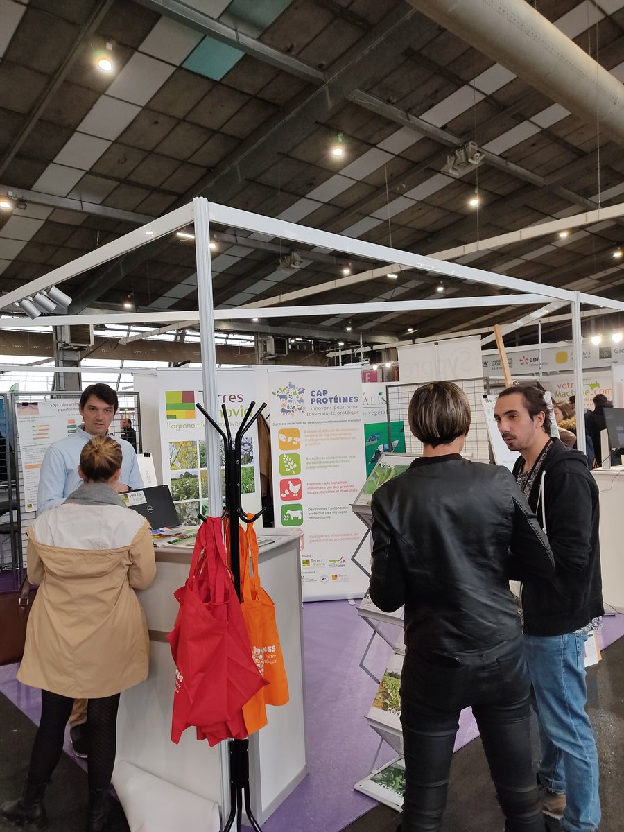 be_roux's tweet photo. @terresinovia est présent au salon @vegetaelis à Pau (64): venez échanger avec nous sur la diversification de vos assolements #tournesol #soja #feverole #lin . @CapProteines https://t.co/c06bcVjxkO