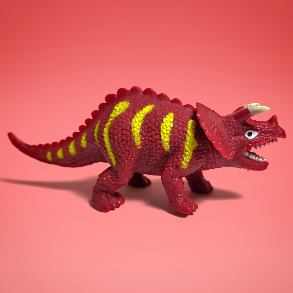 Tread78's tweet photo. Woof! Dog dino #dinosaur #toy #closeup #phonephotography #retouching #closeupshot #closeupphoto #dino #colour https://t.co/D2DmehnB5j https://t.co/gCPhOwGhkH