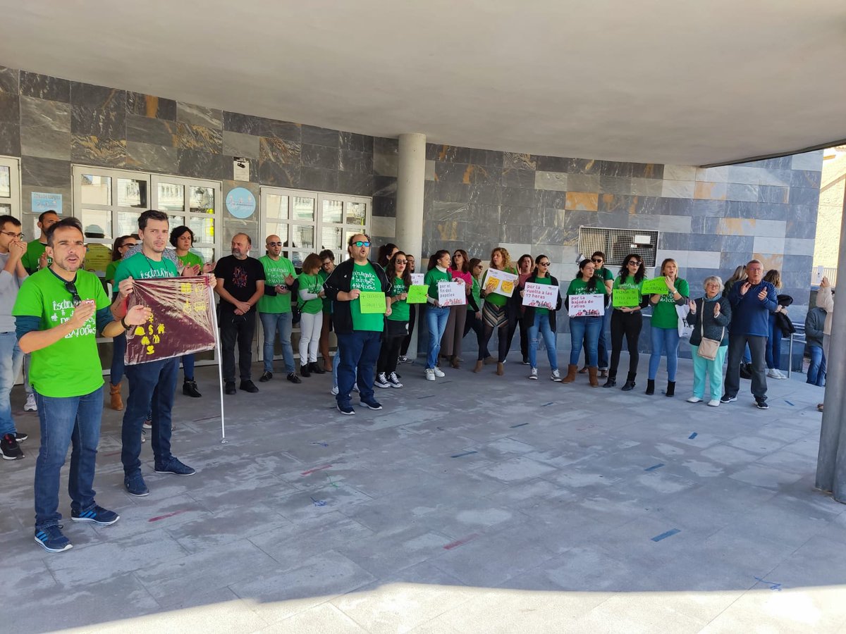 Hoy hemos parado para defender la #EscuelaPública 💚💪🏻

#MenosRecortesMásProfesorado
#Paramos #PorlaPública