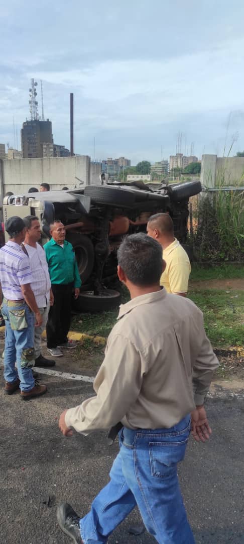 ALERTA171BOL's tweet photo. 8:00 am #CiudadGuayana: Siniestro vial con lesionados en la Av. Guayana cruce con Calle Cuchivero Alta Vista. Autoridades pertinentes en el sitio. #GASEC https://t.co/Trv4bttgCR