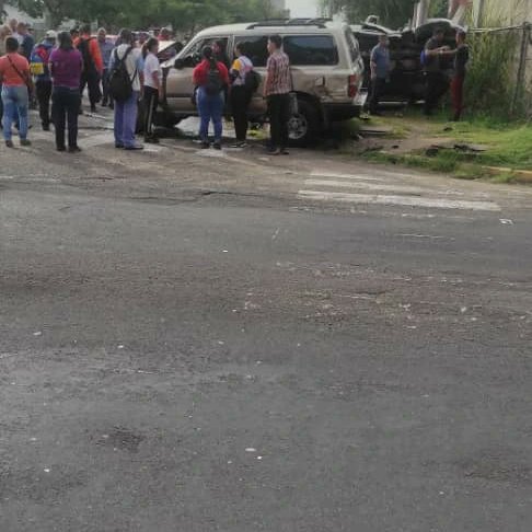 ALERTA171BOL's tweet photo. 8:00 am #CiudadGuayana: Siniestro vial con lesionados en la Av. Guayana cruce con Calle Cuchivero Alta Vista. Autoridades pertinentes en el sitio. #GASEC https://t.co/Trv4bttgCR