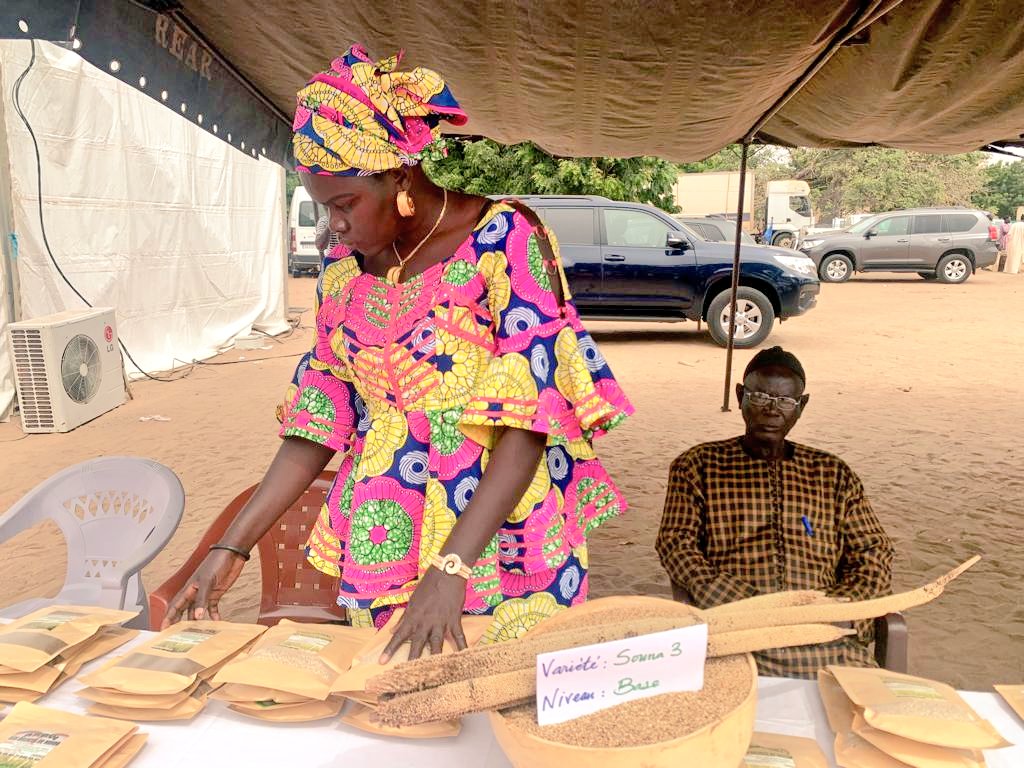 EUAmbSenegal's tweet photo. Nous sommes, ce matin, à Ndiob pour agir en faveur de la #GrandeMurailleVerte.

Quelques jours à peine après la clôture de la #COP27, nous sommes déjà à pied d’œuvre.

Pour la résilience des populations et l’adaptation aux changements climatiques.♻️

#EUGreenDeal #PSEvert https://t.co/k5fr4idwJ7