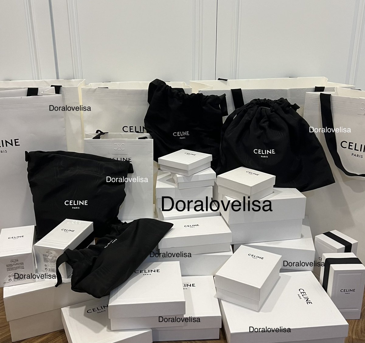 Doralovelisa's tweet photo. ไม่ได้อยากอวดแค่มาแจ้งให้ทราบ ทั้งหมดนี้ #ซื้อเซลีนเพราะลิซ่า แต่นี้แค่ส่วนหนึ่งของแบรนด์นี้ ยังไม่ใช่ทั้งหมดที่มี ในถุงนั้นก็ยังไม่ได้แกะออกมาเลย เน้นมีเหมือนเมนไม่เน้นใช้ และเมนน้องส่วนใหญ่ก็แบบนี้ #ซื้อตามลิซ่า เป็นแบบนี้ตั้งแต่ #LISA เป็น GBA #LISAXCELINE @celineofficial https://t.co/ek6h7mSd1o