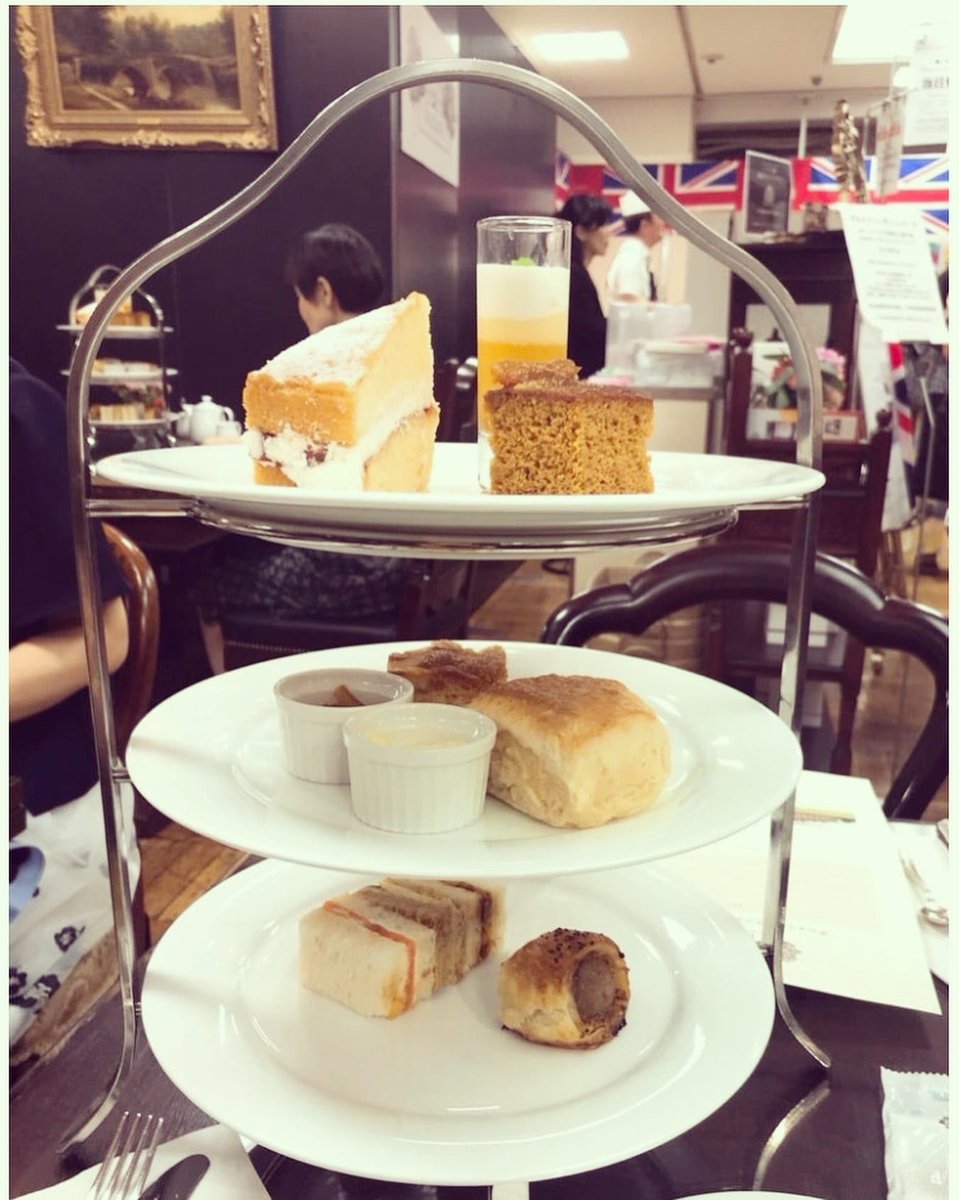 nahokozoezoe's tweet photo. イギリスお菓子教室モンクレ @MonCre_Tokyo 
へ、ステイシーさんのクリスマスプディングを受け取りに行ったら、イギリスの人気お菓子&amp;パン職人のダン・レパードさんにお会いできました！！きゃー。

前にダンさんのお菓子を英国展でいただきました🥮

ステキな日本滞在を！

#danlepard https://t.co/XXePu6b2V7