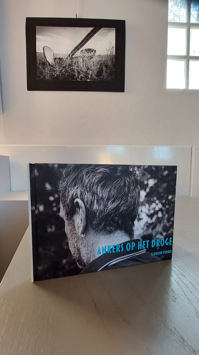 #Ankers op het droge.
Een prachtige verhalende fotoexpositie van <a href="/CarolinePenris/">Caroline Penris</a> in het kerkje van <a href="/KleinWetsinge/">KleinWetsinge</a> Gaat dat zien!