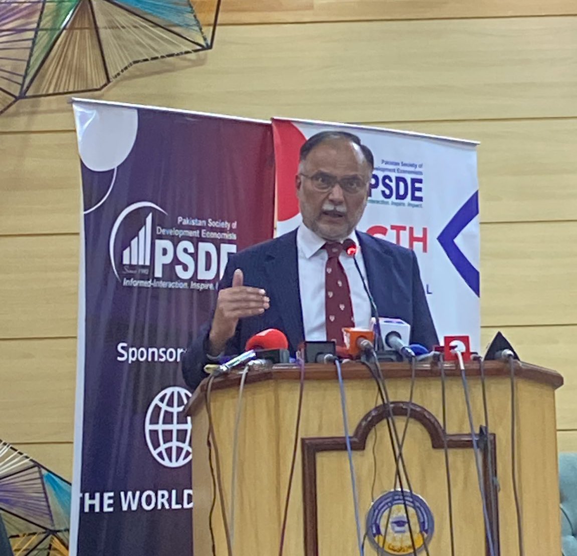 PlanComPakistan's tweet photo. Highlighting short-term economic agenda of the incumbent government in the form of #5Es, the Planning Minister emphasised investment in higher education that would help in creating upward social mobility.

#36thAGM #PSDEConference https://t.co/SMjnRrGf1p