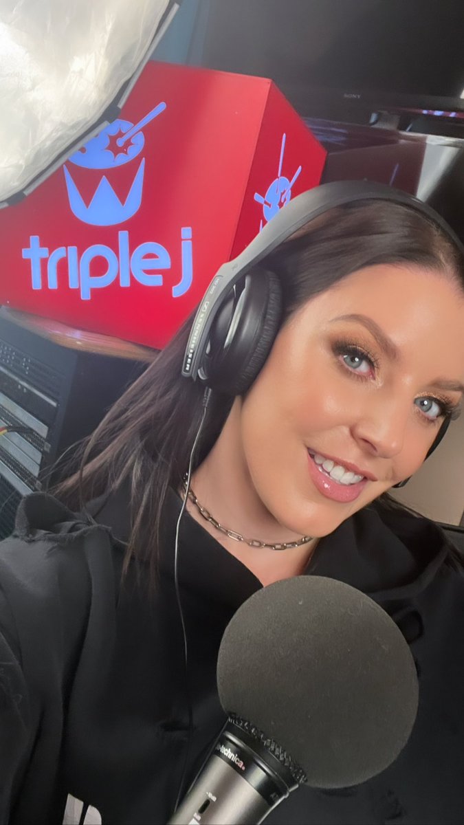 Listen to my new interview on #TheHookUp for @triplej 🎧⤵️ open.spotify.com/episode/4sp7oG…