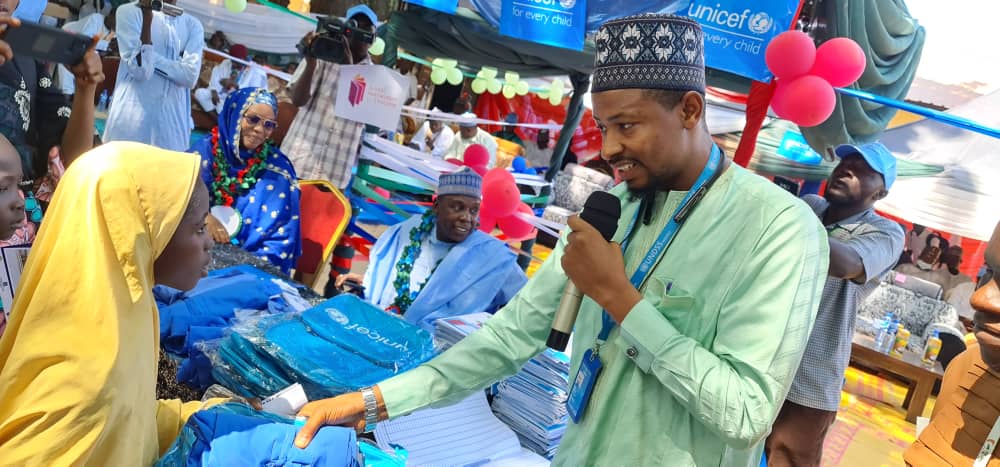 UNICEF_Nigeria's tweet photo. Welcome to the future, Alhassan!
In Maiduguri, Alhassan Suleiman was enrolled in school for the first time by the Chairman of Borno #SUBEB, Prof. Bulama Kagu, during the annual #EnrollmentDriveCampaign. He also received learning materials.
Thanks to @GPforEducation for support! https://t.co/qZ7tVnZk6S