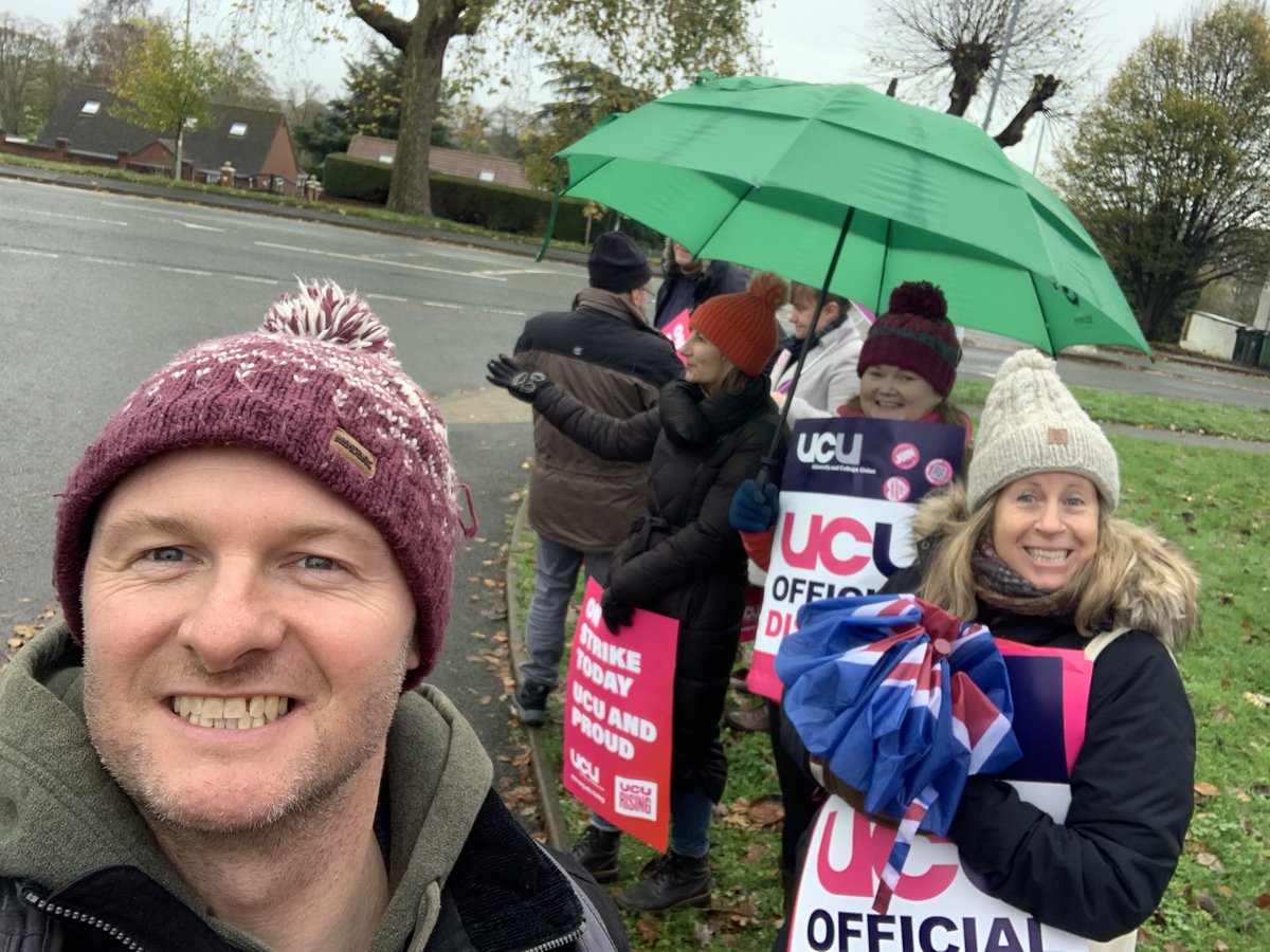 rich_pepperell's tweet photo. Striking is a rubbish thing to feel you have to do but I know it’s the right thing to do. Great to have support from so many colleagues today. Keep on honking!! #FairPayInHE #fairworkingconditions #fairpensions we’ll be on city campus tomorrow!! #ucurising @ucu @WorcesterUCU https://t.co/Ge97FWXb3k