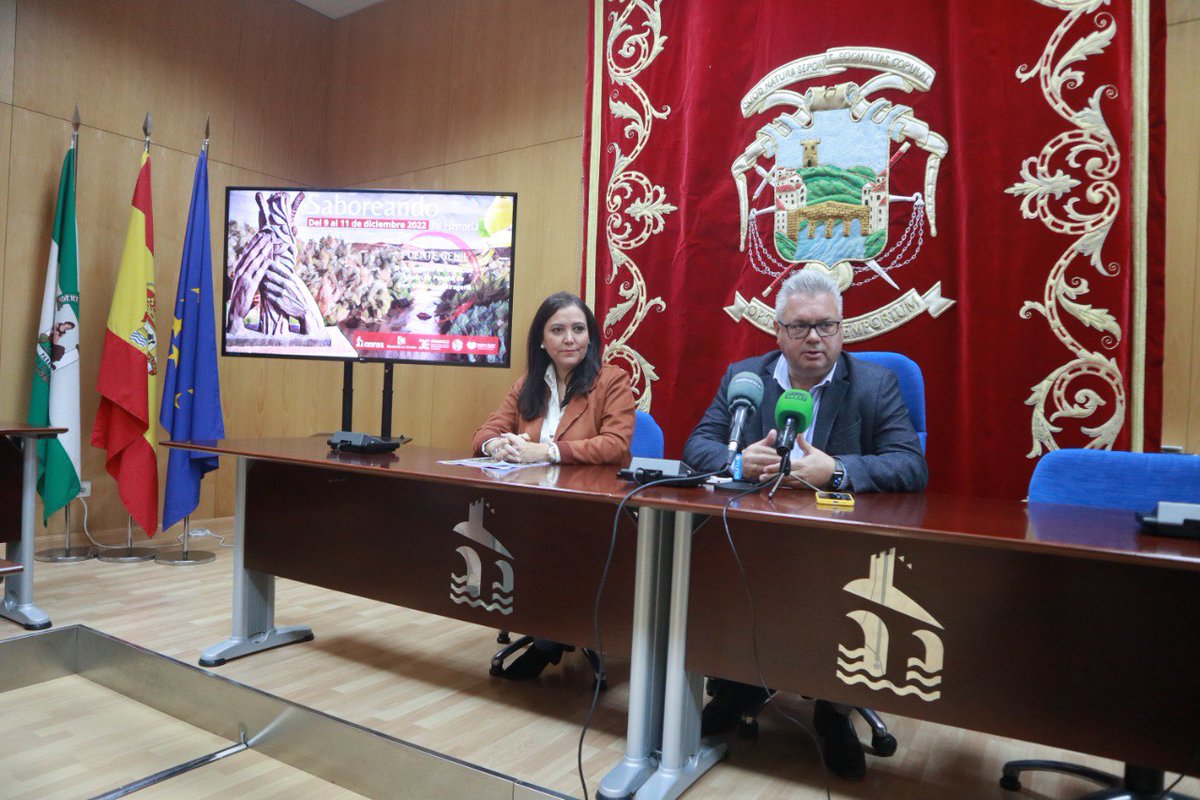El alcalde, @Morales_Esteban, acompañado de la concejala de Turismo, <a href="/_AnaCarrillo_/">Ana Carrillo</a>, han presentado un amplio programa de actividades que compone una nueva edición de “Saboreando tu Historia”. 🧵