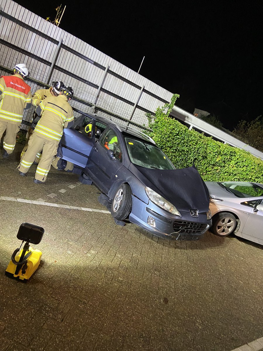 Oefenavond THV bij voertuigen met alternatieve aandrijfsystemen. Casuïstiek met een Tesla en Opel Ampera, werken met CRS en planvorming. FABCM toepassen en risico’s en gevaren signaleren. En ook een praktijkinzet ongeval met Prius @moditechrescue <a href="/Vakbekwaam_ZHZ/">Vakbekwaamheid BrandweerZHZ</a>  <a href="/BrandweerZHZ/">Brandweer Zuid-Holland Zuid</a>