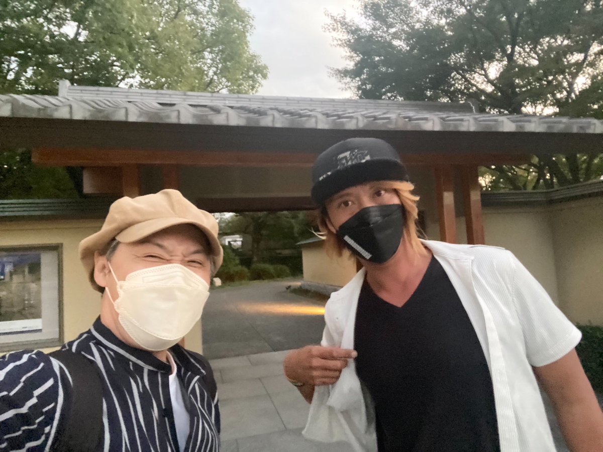 charao109kei's tweet photo. ペロリ〜🤙
しまなみ海道からこんにちは
渋谷系チャラ男芸人の慶です
イベント終わりは
#堀崎太郎 さんと
#植田早貴 ちゃんと
#soilsetoda 前
#平山郁夫美術館 前でペロリ
アーティストのお2人に刺激もらっちゃってます
太郎さんがまさかの吉祥寺出身に
超親近感
https://t.co/5mVqPv7rby
#瀬戸田 https://t.co/qz6kx0mO7q
