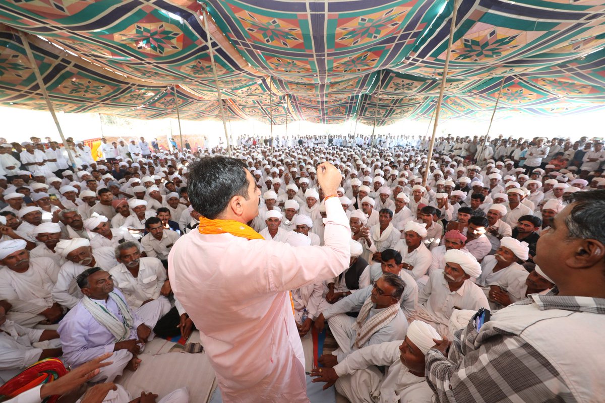 ChaudhryShankar's tweet photo. થરાદના વાતડાઉ ખાતે સામાજીક પ્રસંગે ઉપસ્થિત જનમેદનીએ ભવ્ય વિજયના આશીર્વાદ આપ્યા.

સ્નેહ, સન્માન અને આવકાર બદલ સૌનો ખૂબ ખૂબ આભાર. https://t.co/YaGx36Knxv