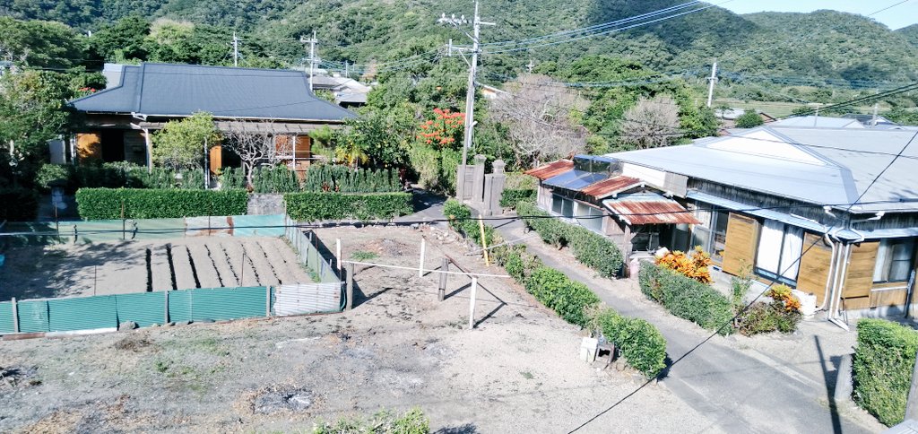 MondenNatsuyo's tweet photo. Back in Kyoto, the landlord has JUST found a buyer for the house we have been renting for 20 yrs.! We have to leave now. This happened right after we decided on this tiny house on Kakeroma island. The cosmos has its will!
(from top of the roof of our island house)
#Destiney https://t.co/l5h2j9VMJp