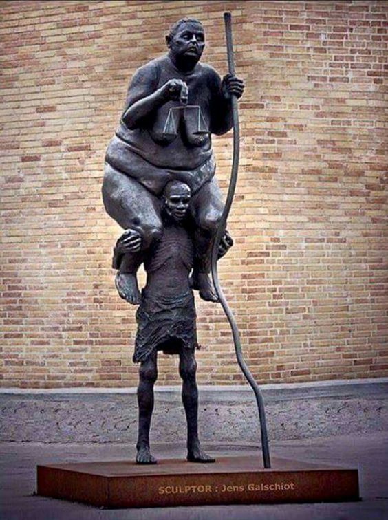 jhonymendes's tweet photo. A guerra por poder é absurda..
 Os "poderosos" com contas gordas e mesas fartas continuam explorando o povo. Essa estatua nunca representou tanto a realidade do Brasil. No fim das contas o povo que sustenta o governo é o mais sugado.
#Brasil #exploração #covardia
#ricos #justiça https://t.co/1WlrdDpgIR