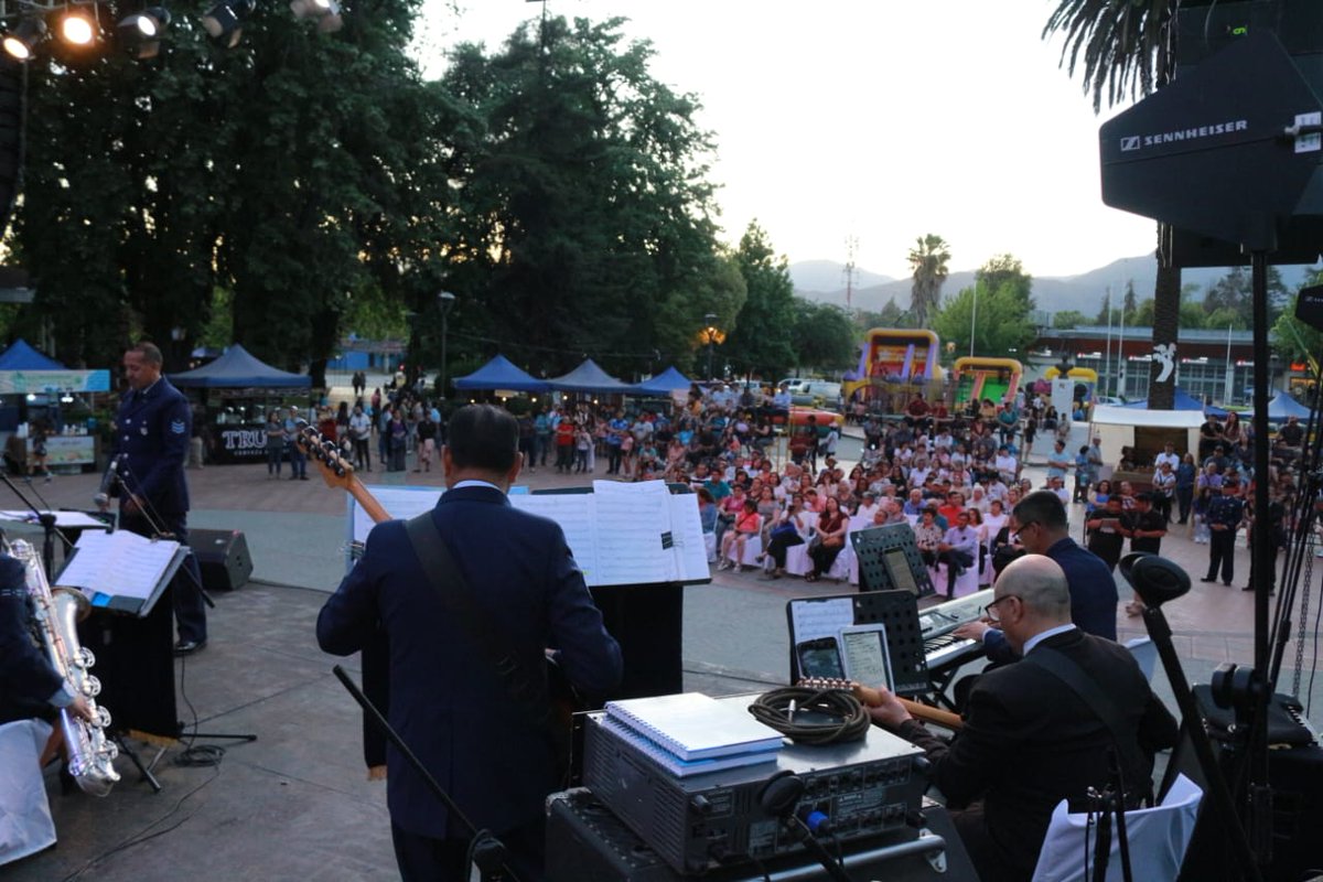 FACh_Chile's tweet photo. En la conmemoración de su 131° aniversario de creación de la comuna, los habitantes de #Graneros disfrutaron de la música y alegría de la #BigBand @BandaFACh.
#AeronáuticaChilena https://t.co/2CGCd2ltxU