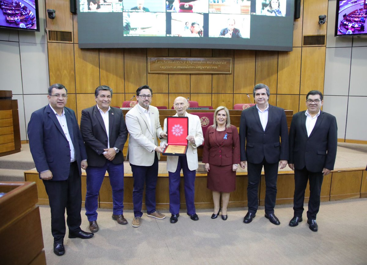 #Homenaje 📸 Entrega de placa y copia de la Declaración Nº 479 “Que rinde homenaje y otorga Mención de Distinción al señor Evelio Fernández Arévalos por su Trayectoria Política y su aporte a la Civilidad y Democracia Paraguaya”.
<a href="/LucasAquino81/">Lucas Aquino</a> <a href="/carlosfilizzola/">Carlos Filizzola</a> <a href="/SenaHermelinda/">Hermelinda Alvarenga de Ortega (Oficial)</a>