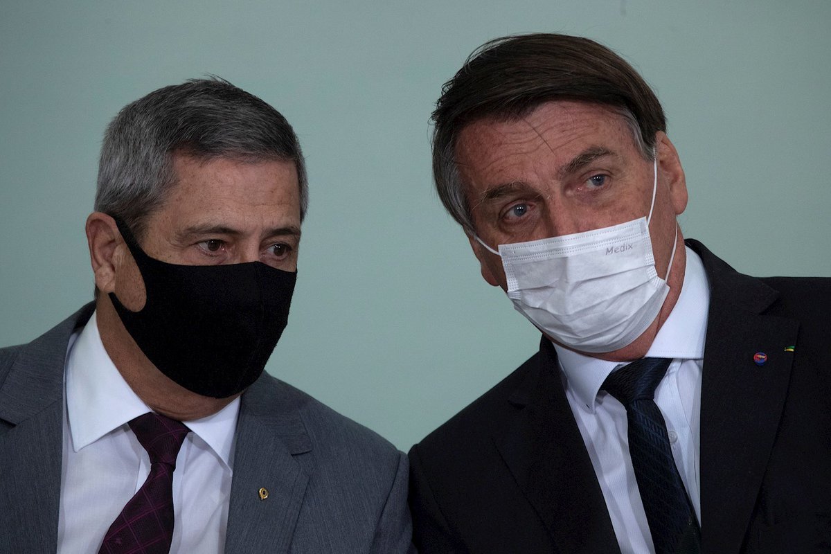 portalR7's tweet photo. Bolsonaro recebe Braga Netto e militares das Forças Armadas no Palácio da Alvorada 

Encontro não está na agenda oficial do presidente, que se reunirá nesta quinta-feira com o subchefe para assuntos jurídicos https://t.co/9LNRxaAXJs https://t.co/VhD8SJPCKy