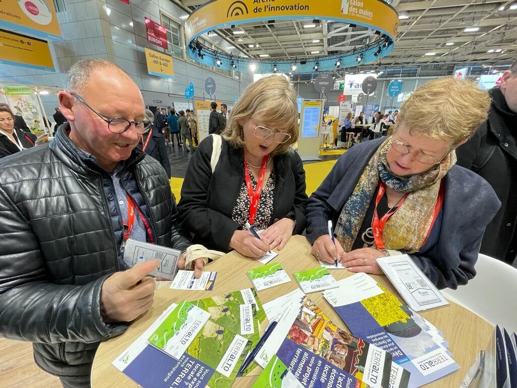 ChambagriFrance's tweet photo. 🎲Jeu concours #SMCL2022
⏰ Dernier jour pour tenter votre chance de remporter un panier de produits @Bienvenueferme
🎁Déjà 2 gagnants ont été tirés au sort ces 2 derniers jours, serez-vous le 3e 🧐
➡️ Rendez-vous sur notre stand #TERRALTO C03 Pavillon 4 https://t.co/c3HdhfrJvw