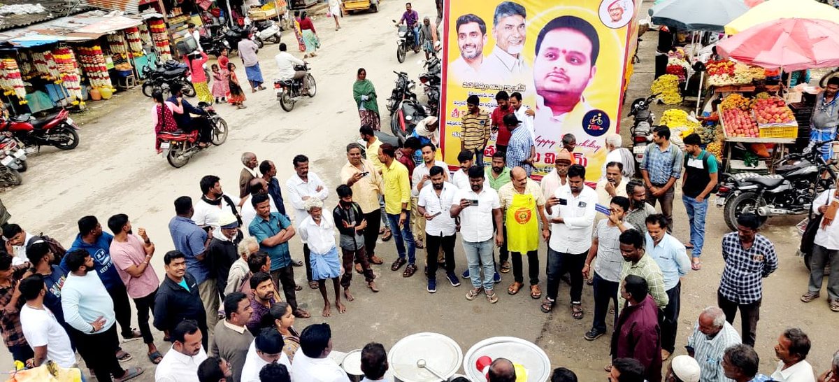 kuppam_cuts's tweet photo. చింతకాయల  విజయ్ అన్న జన్మదిన వేడుకలు మరియు అన్నా క్యాంటీన్ కి పేద ప్రజలు  ఒక్కపూటైనాఅన్నం తినాలని కుప్పం ఐ టీడీపీ తరఫున 10116 రూపాయలు ఇవ్వడం జరిగింది.
@vijaychinthak 
#hope108 https://t.co/AMdo1qXMYB