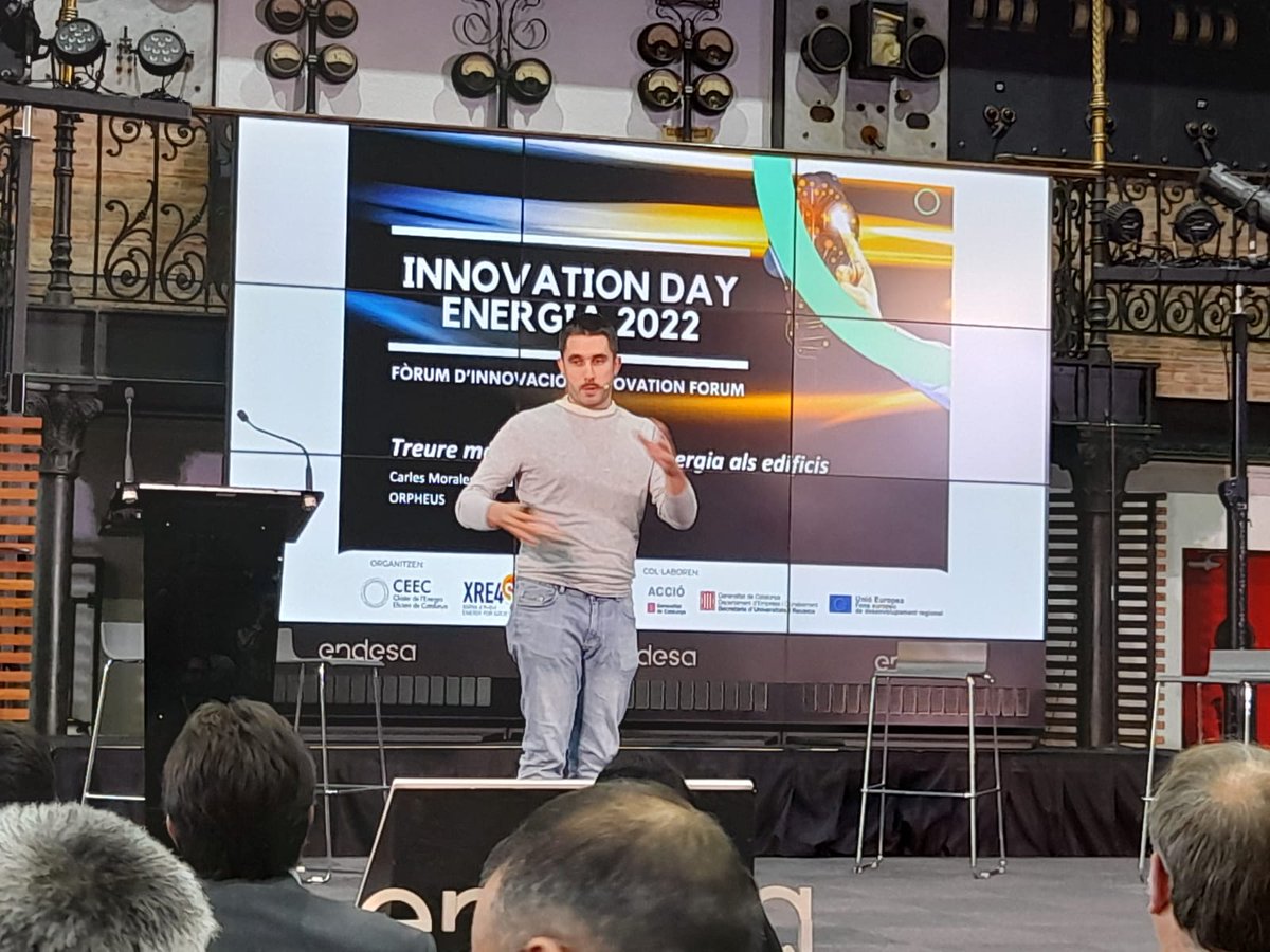 🗣️ Carles Morales <a href="/orpheus_es/">Orpheus</a> presenta "Reduir demanda energètica d’un edifici i tenir els ocupants més feliços"

#InnoDayEnergia22 @Xre4S <a href="/clusterEE/">Clúster de l'Energia Eficient de Catalunya</a> @endesa  
#FEDERrecerca
