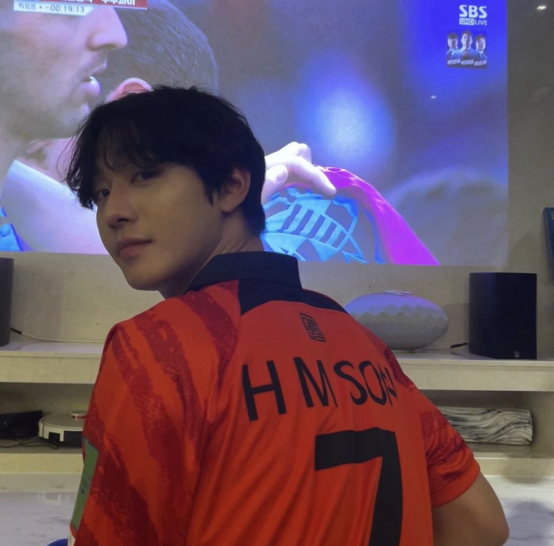 그래 이렇게 등빨 보여주면서 축구보면 내가 좋아할 줄 알았지?

어어 겁나 좋다 저 은은한 미소까지 돌아버려