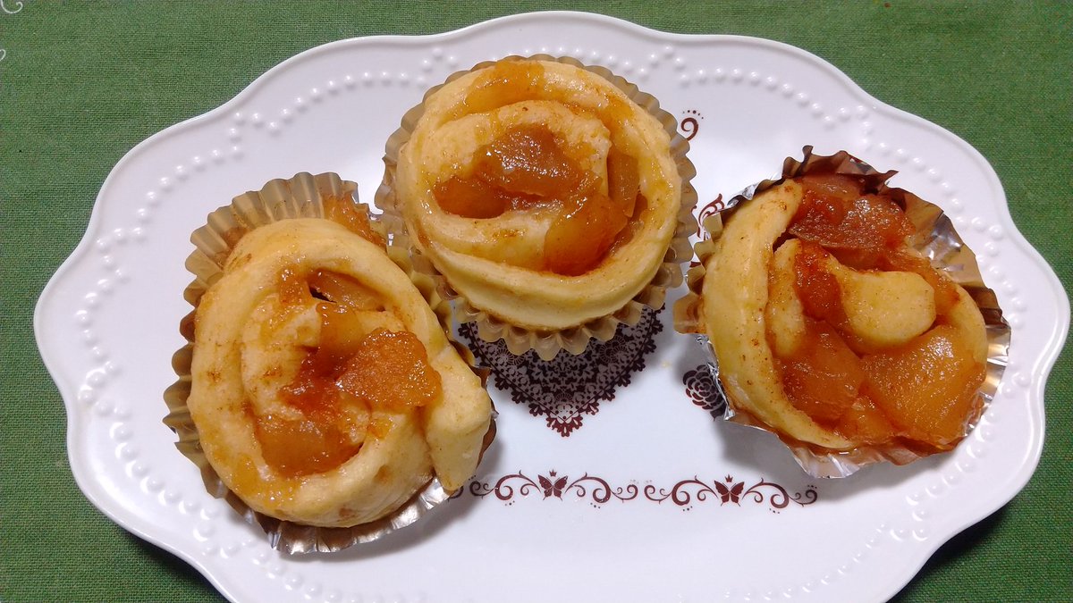 Luckypopo's tweet photo. 午前中の おうちdeパン教室は アップルフラワーパン リンゴの甘い香りに包まれて みんな笑顔になりました。Danke #Bowe #Brout https://t.co/r7KFGZ2hGM