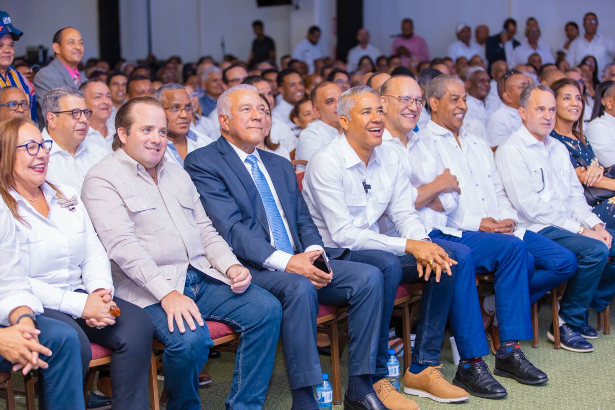 ulisesrodg's tweet photo. La juramentación de la Dirección Provincial y Municipal de Santiago de nuestro @PRM_Oficial es una muestra de la contundente fortaleza de una organización. Crecemos y nos unificamos para continuar siendo la mejor opción de poder de  la República Dominicana. https://t.co/jfsaiOZrSz