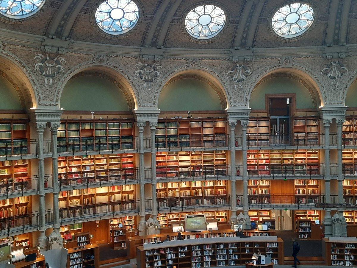 MaxenceHermant's tweet photo. C'est toujours un plaisir de voir une salle de lecture remplie de lecteurs. Salle ovale @laBnF rénovée, ouverte à tous les publics sans carte ni accréditation. Une des plus belles salles de lecture au monde https://t.co/7XVTMKAY6L