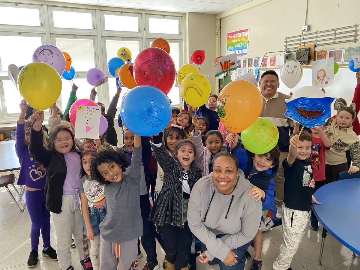 leenbright's tweet photo. Happy Thanksgiving from these happy balloon handlers!  Inaugural EPSacy’s Pre Thanksgiving parade 💙💛 https://t.co/epV9AeAXTB