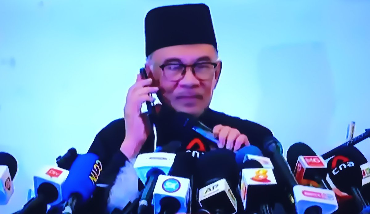 Legends!
In the middle of the Press Conf.
Here comes Erdogan phone call to talk with @anwaribrahim.
Wish for fortunes & prosperous time ahead for Malaysia. #MalaysiaMemilih #anuaribrahim #PM10malaysia #Harapan